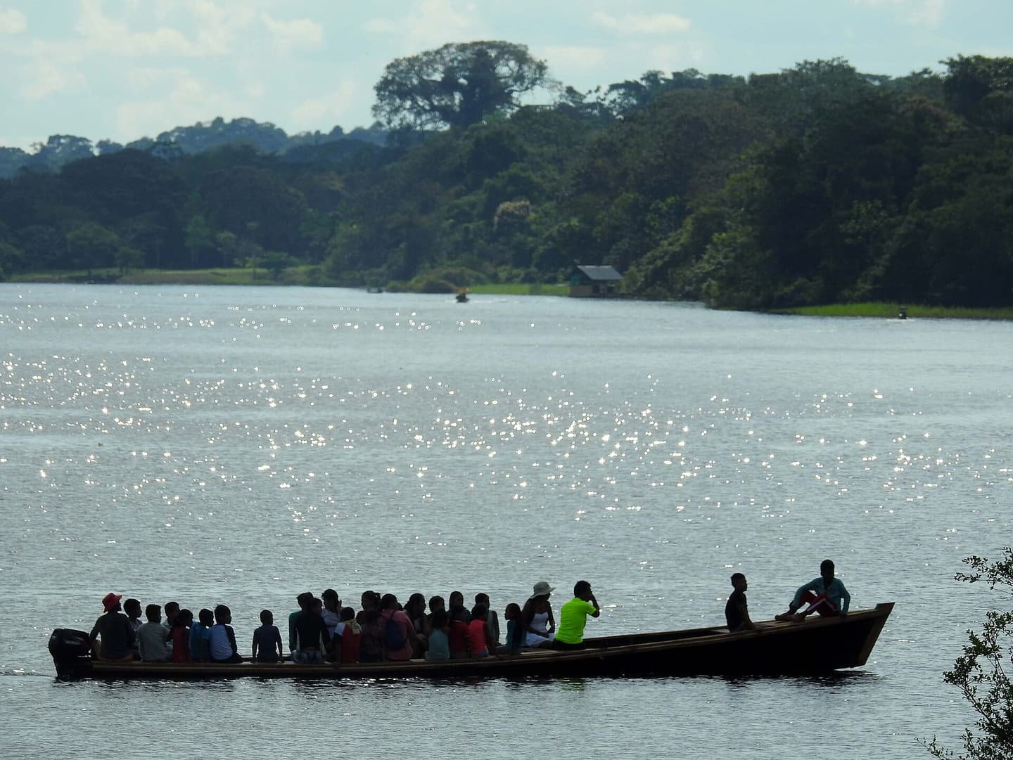 Embarcación sobre el río Amazonas junto a Leticia