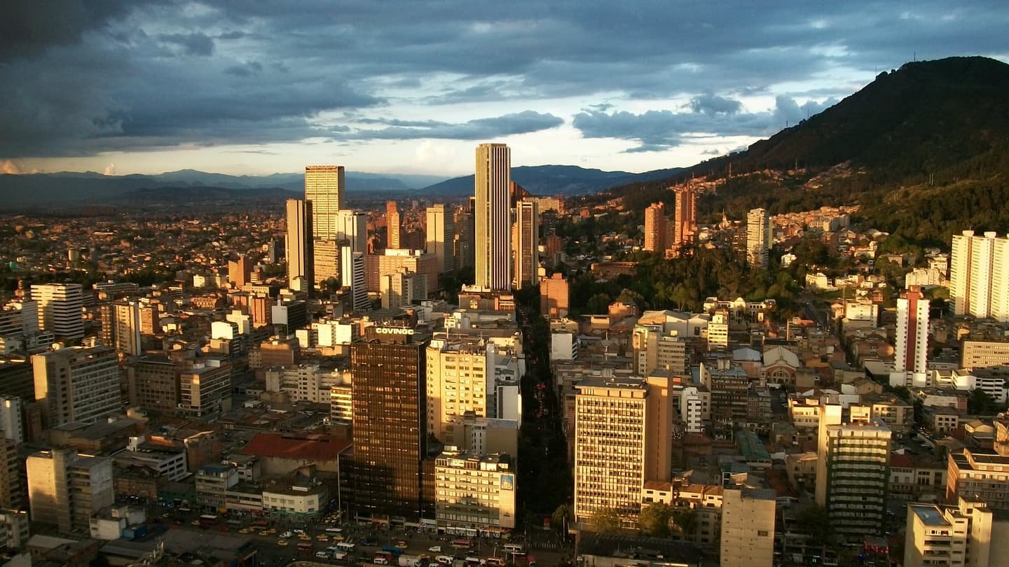 Centro Internacional de Bogotá y cerros orientales bajo luz cálida