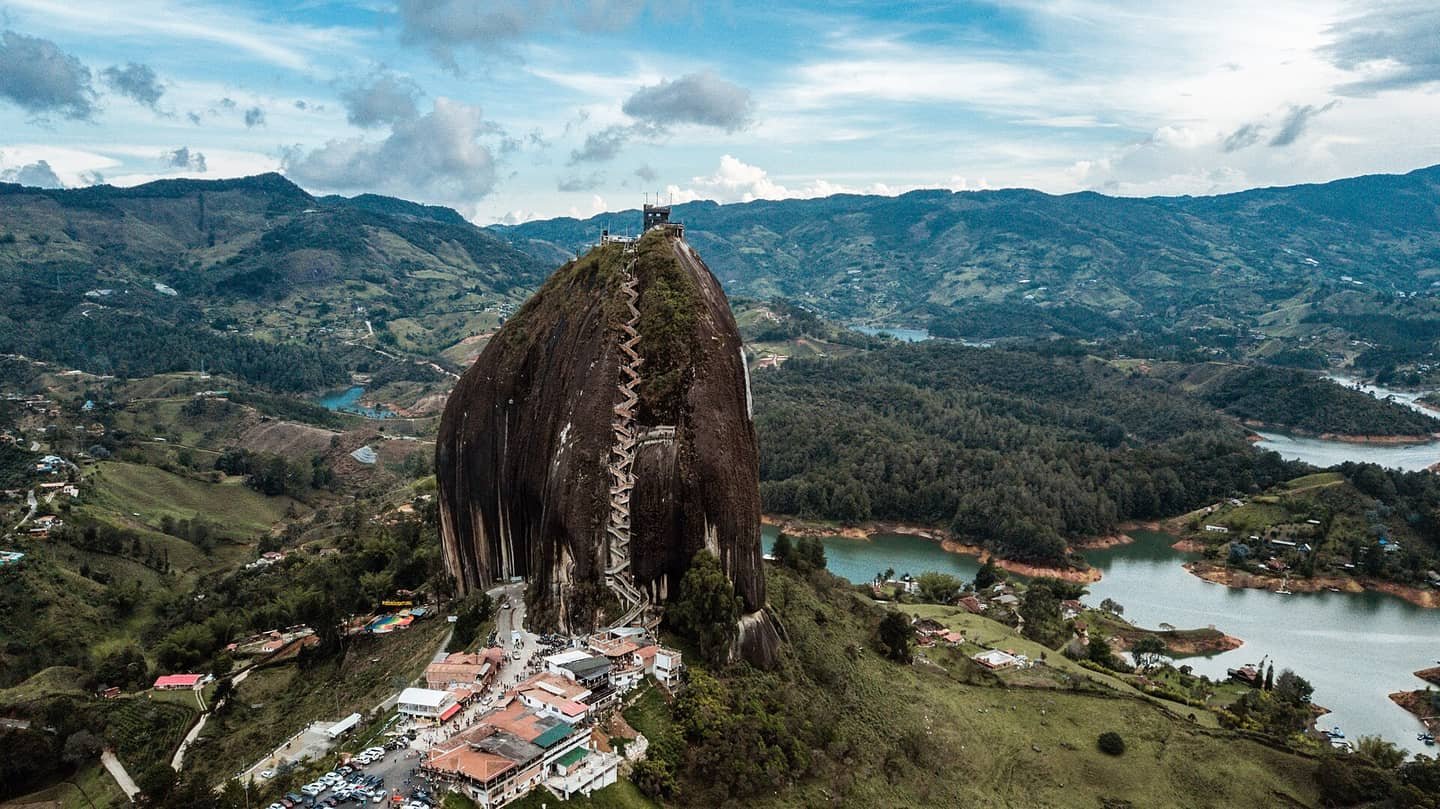Piedra del Peñol y embalse de Guatapé vistos desde el aire