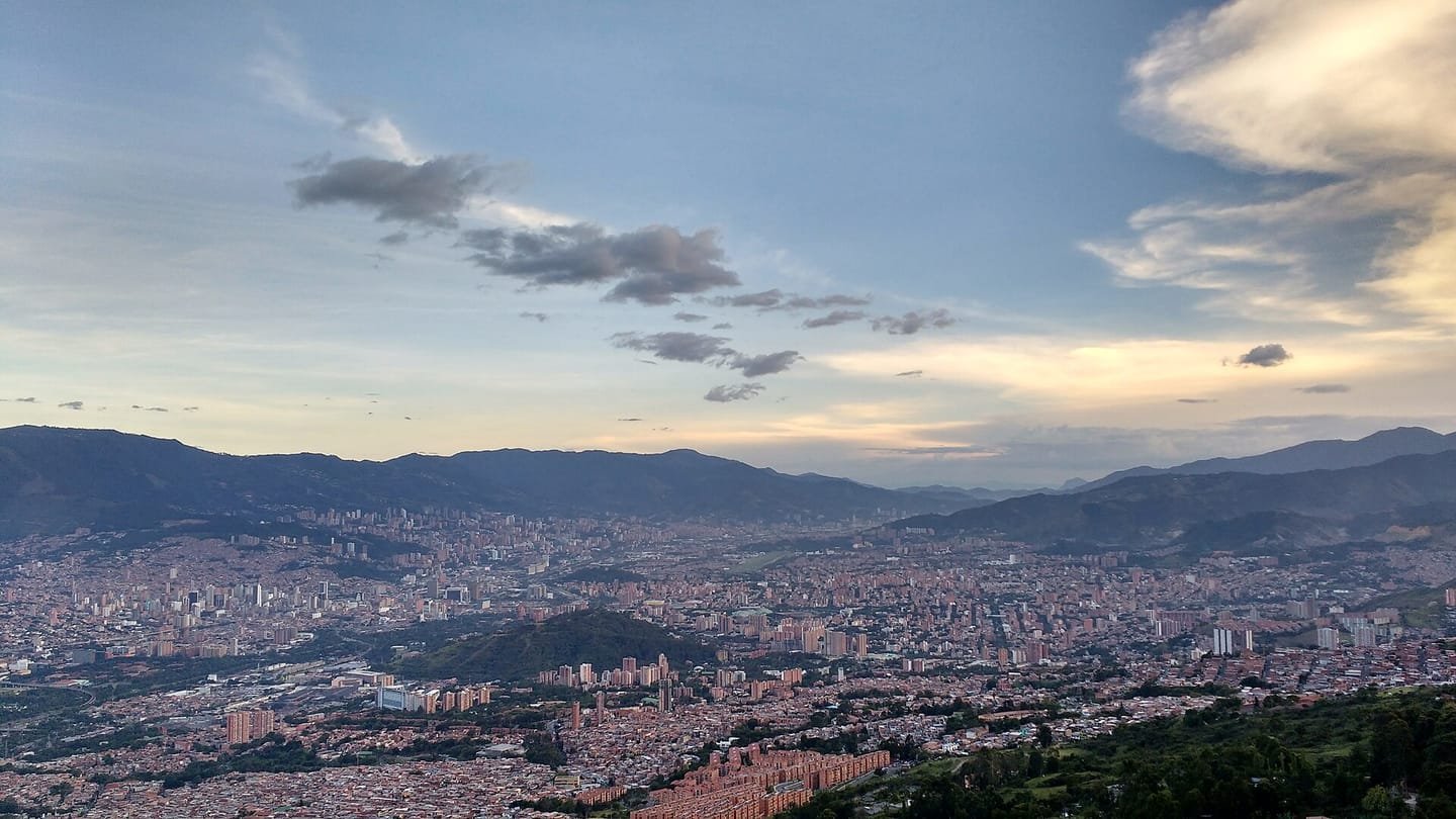Panorámica de Medellín y el valle de Aburrá desde el Cerro El Picacho