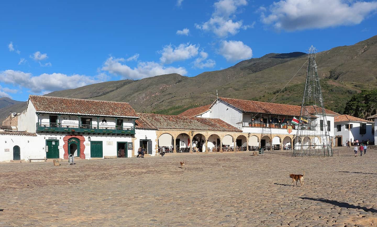 Plaza Mayor empedrada y fachadas blancas en Villa de Leyva