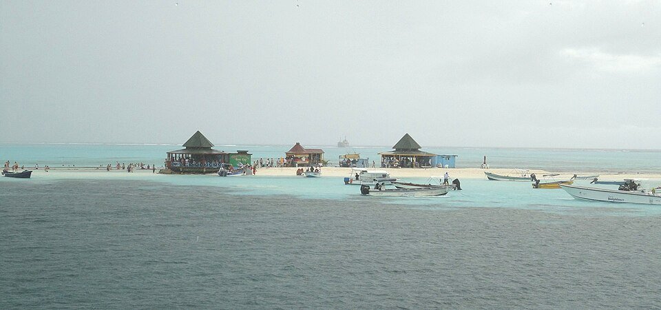 Banco de arena de El Acuario y aguas claras junto a San Andrés