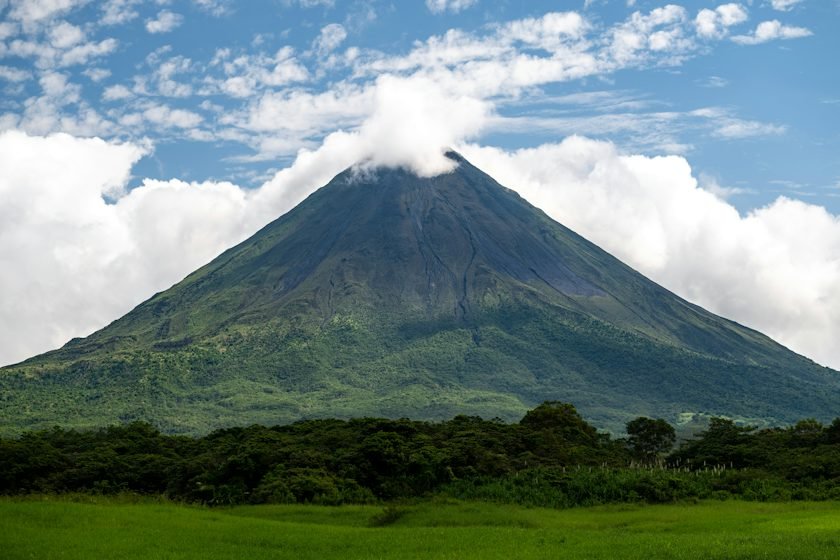 Volcán Arenal sobre un paisaje verde cerca de La Fortuna, Costa Rica
