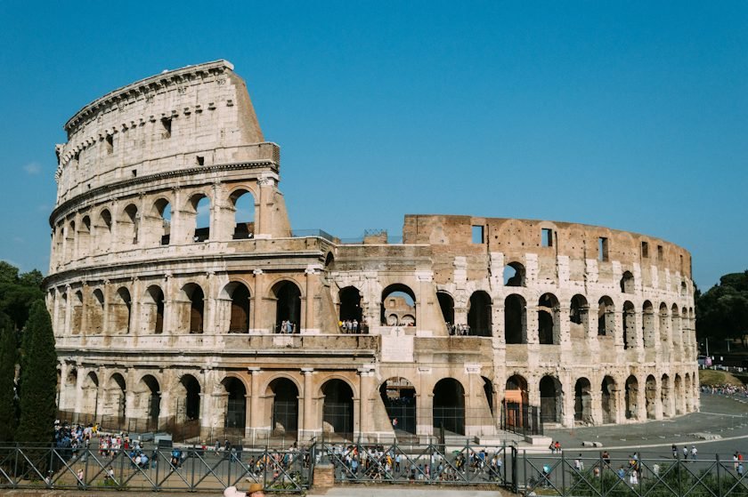 Exterior del Coliseo de Roma con sus arcos de piedra