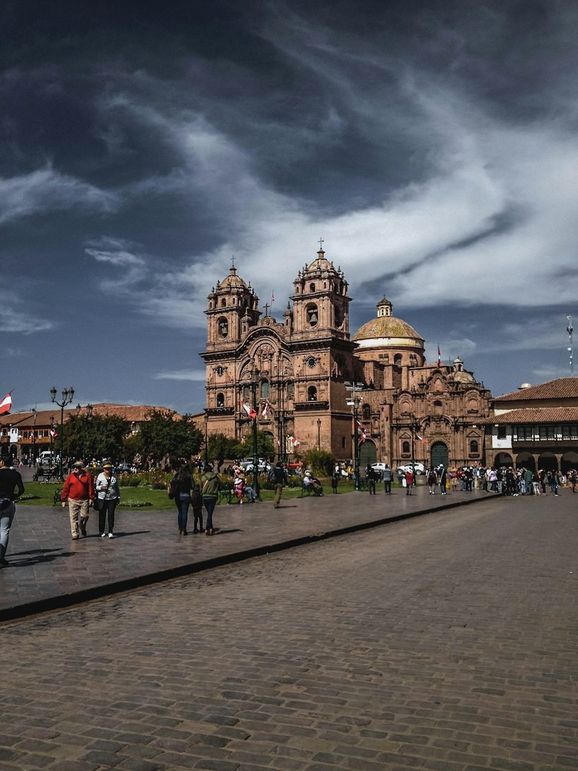 Plaza de Armas de Cusco con arquitectura virreinal y visitantes
