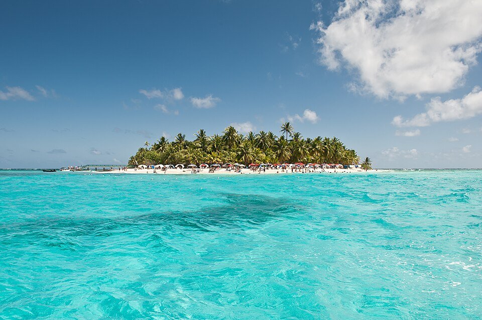 Palmeras y agua turquesa en el cayo Johnny Cay, San Andrés