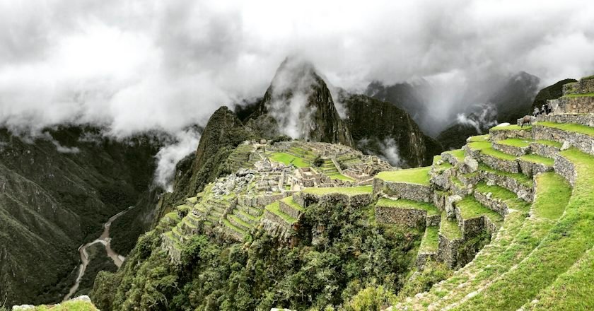 Ciudadela de Machu Picchu entre montañas de los Andes peruanos