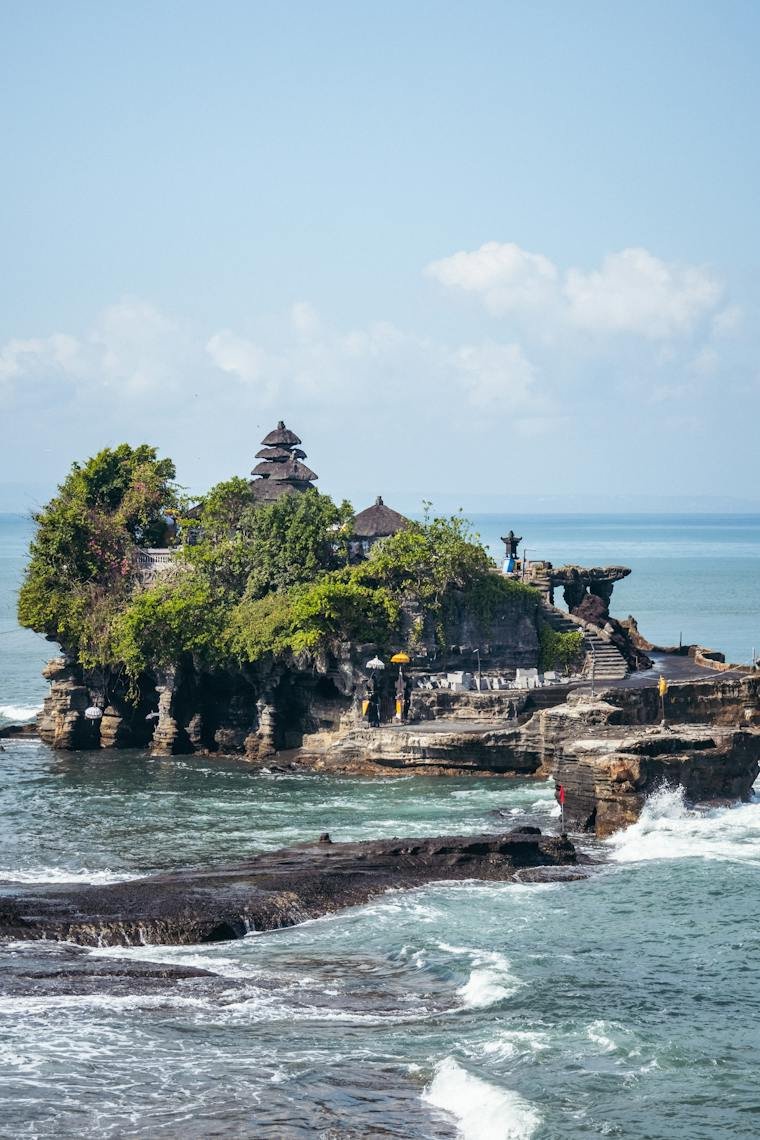 Templo Tanah Lot sobre una roca rodeada por el océano en Bali