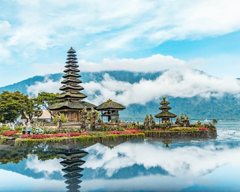 Templo Ulun Danu Beratan reflejado en el lago de Bali