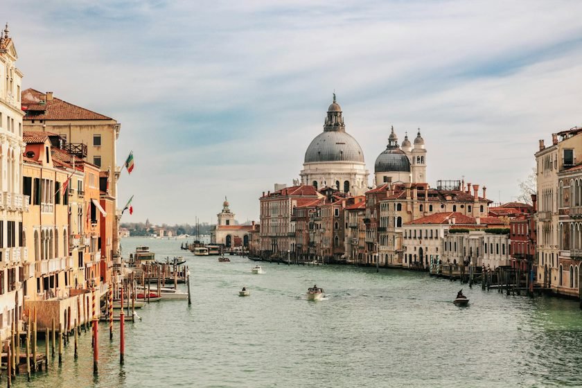 Gran Canal de Venecia con embarcaciones y edificios históricos