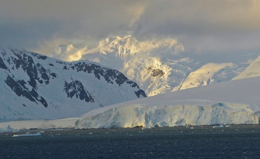 Glaciares y montañas nevadas de la bahía Charlotte, en la península Antártica, vistos desde el mar.