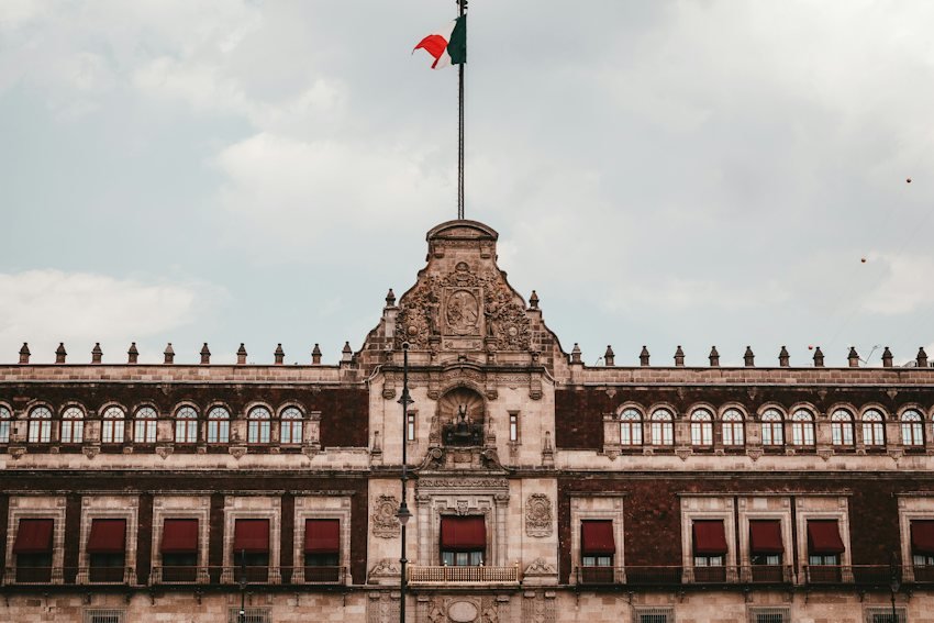 Fachada histórica y bandera mexicana en el entorno del Zócalo de Ciudad de México.