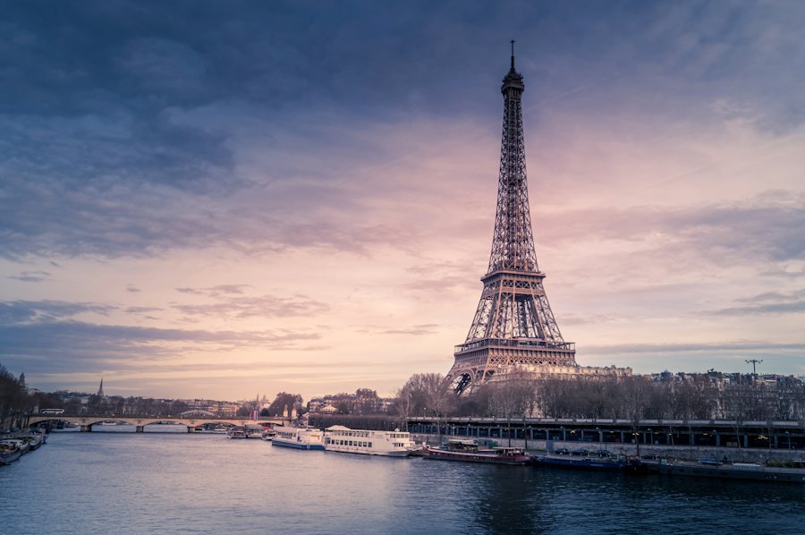 Torre Eiffel junto al Sena, París
