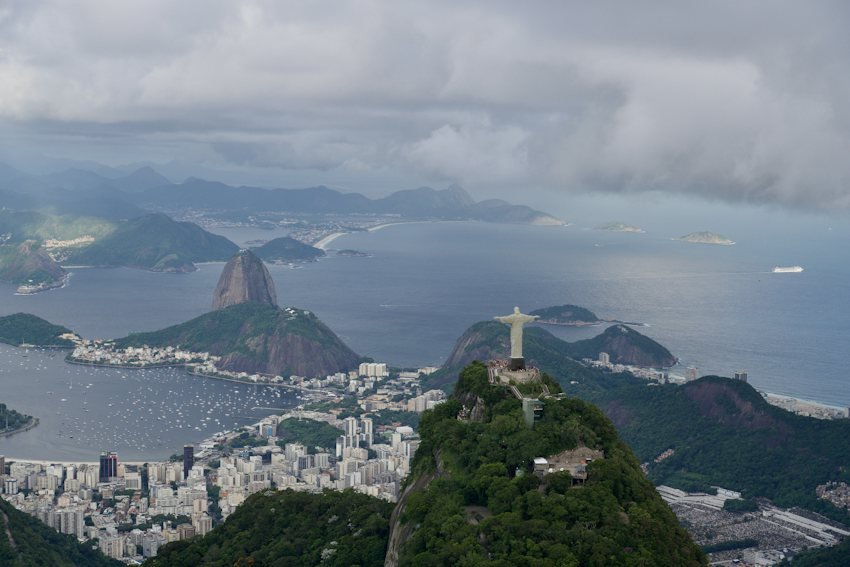 Cristo Redentor sobre el Corcovado, con la ciudad y la bahía de Río de Janeiro al fondo.